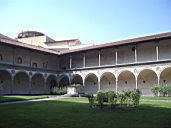 Sta Croce Brunelleschi Cloisters.jpg